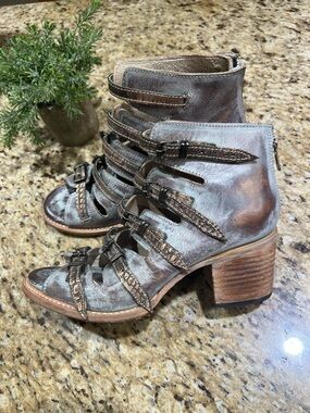 Freebird Quinn Gray Brown Strappy Block Heel Buckle Accent Sandals 10